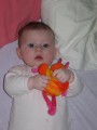 Elya avec sa peluche et dans son parc - 003 * 576 x 768 * (41KB)